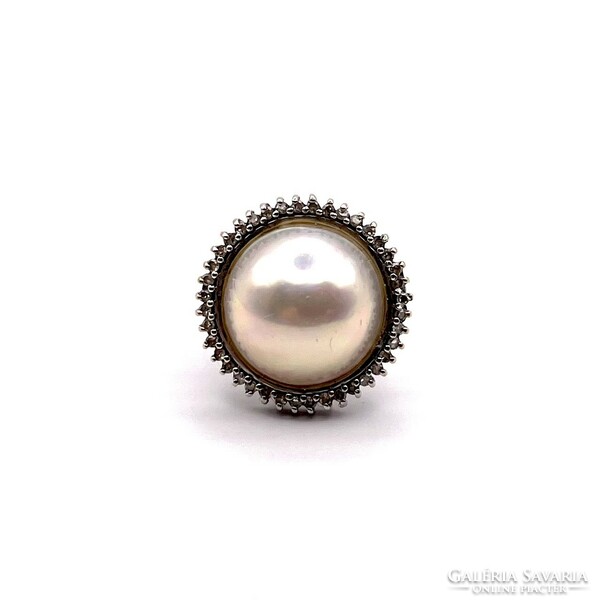 4647. White gold ring with mabe pearl and diamonds