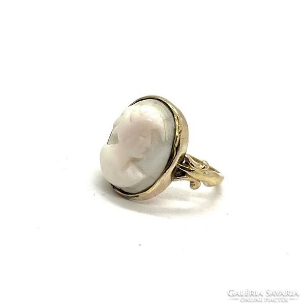 4246. Gold ring with shell cameo