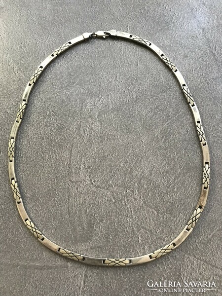 Ezüst nyaklánc vésett mintás betétekkel, 25 g, 46 cm hosszú