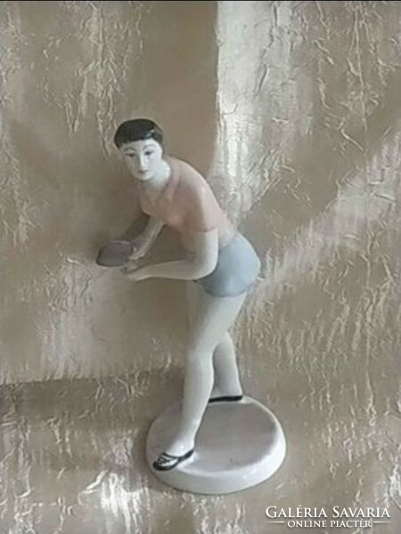 Hollóházi porcelán pinpongozó figura