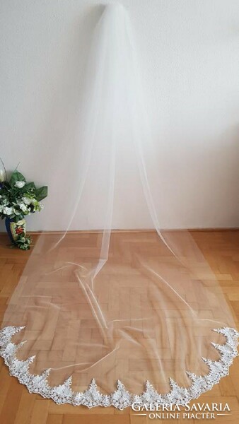 FTY116 - 1 rétegű, hímzett csipkés szélű Ekrü menyasszonyi fátyol 300x150cm