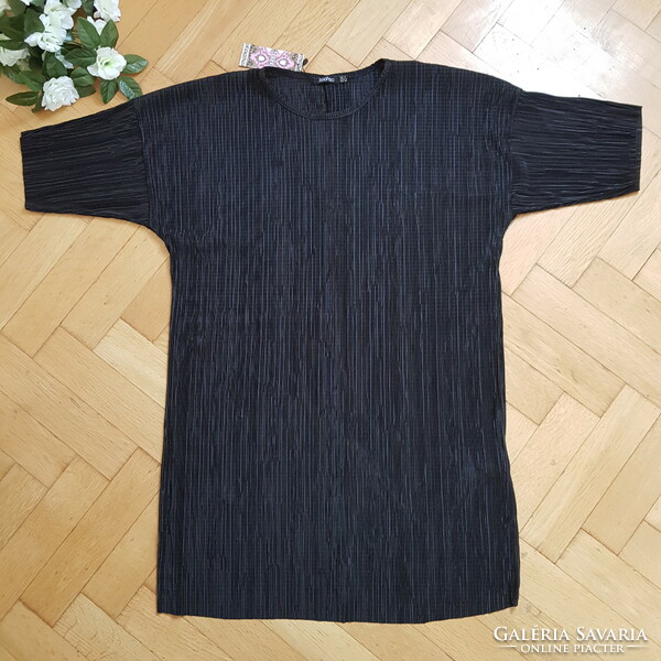 Új, 40-es/M-es pliszírozott, fekete T-shirt / póló fazonú midi ruha / oversize tunika, kismama ruha