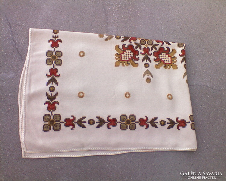 Cross-eyed tablecloth 144x103 cm