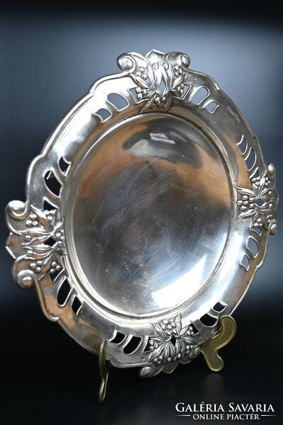 A beautiful, silver centerpiece, decorated with offering flowers and leaves