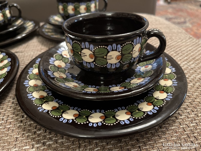 Made by Swiss ceramist E. Hänni heimberg, coffee/tea cups with base and small plate, 4-person