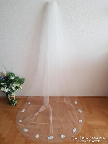 FTY109 - 1 rétegű, hímzett csipkés szélű Hófehér menyasszonyi fátyol 300x150cm