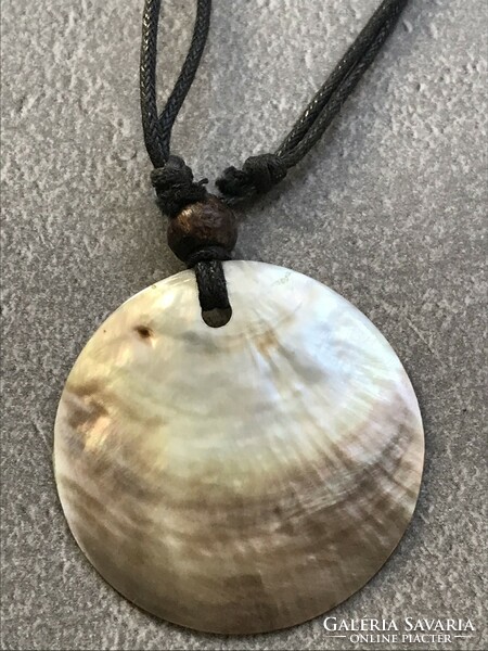 Shell pendant necklace, 4.5 cm diameter
