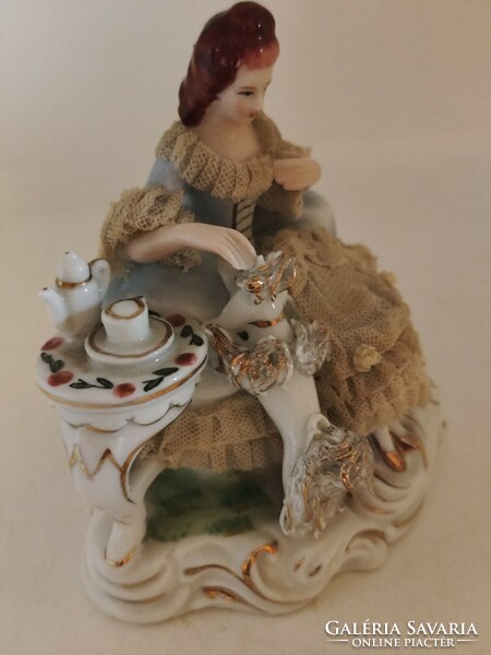 Régi csipkés Barokk stílusú kutyával játszó hölgy porcelán figura.