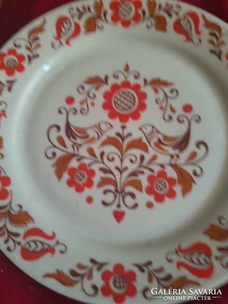 Pairs scene plate with Pépi motif bird