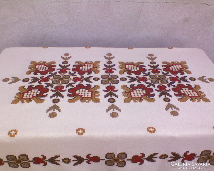 Cross-eyed tablecloth 144x103 cm