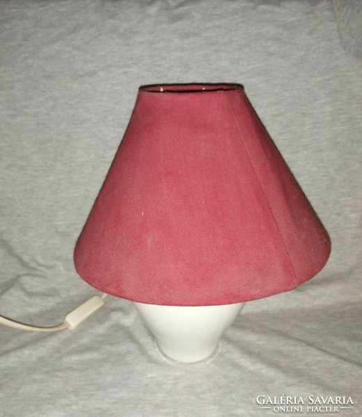 Bordó ernyős asztali lámpa, 25 cm magas