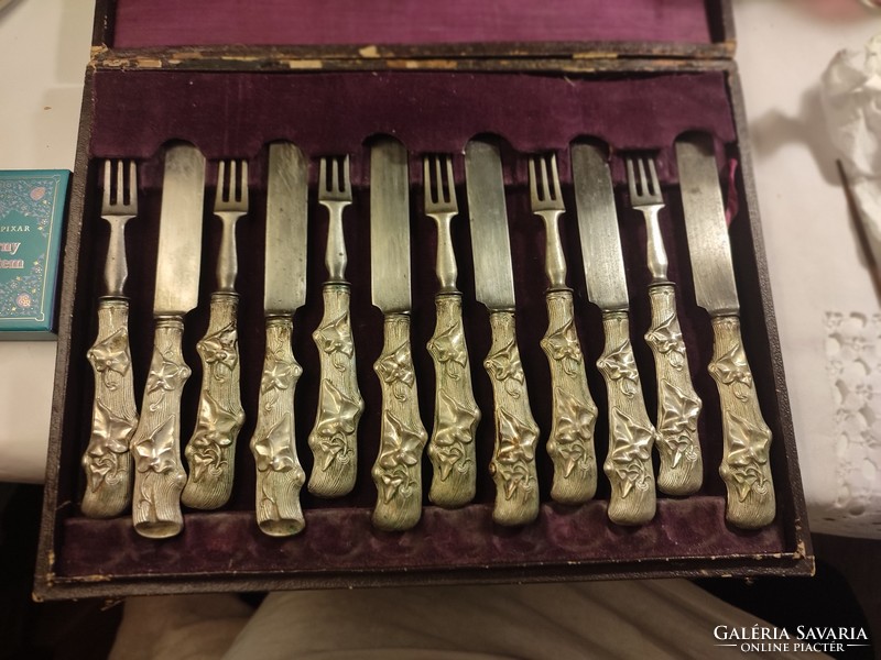 Set of dessert cutlery with antique silver handles