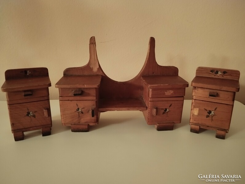Four pieces of vintage toy doll furniture