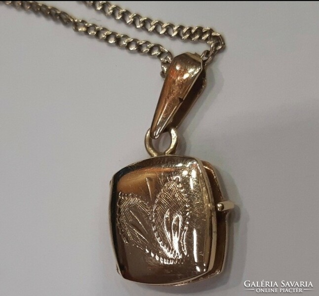 Diamond engraved opening pendant, 14 k. 3.54 G
