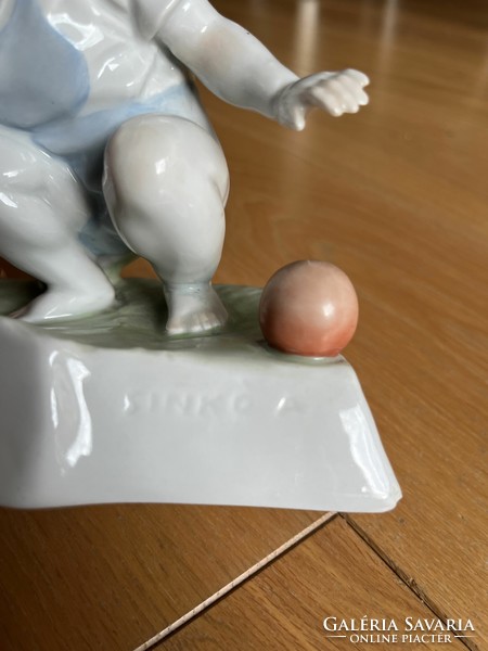 Zsolnay porcelain - András Sinkó playing ball