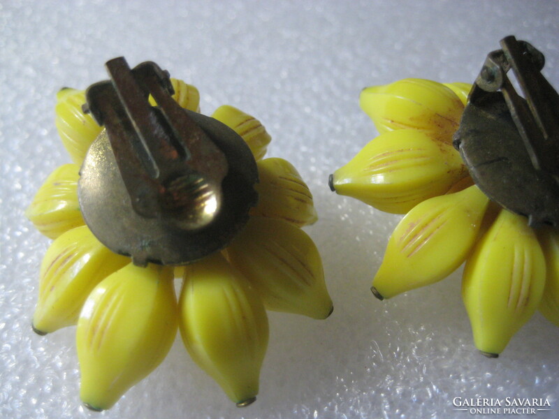 Clip with yellow flower
