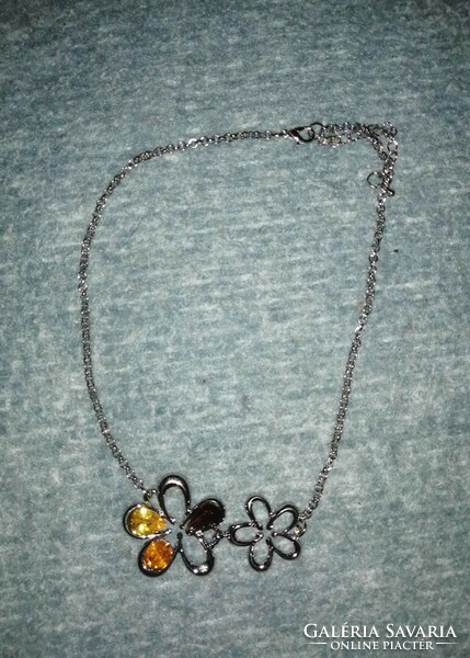 Metal necklace with flower pendant, 48 cm long