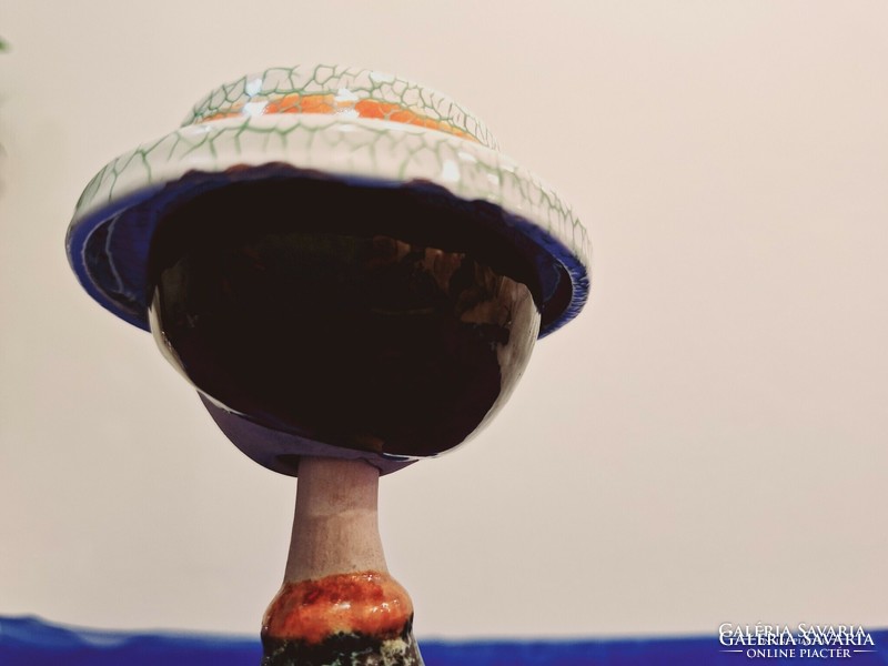 Két részből álló,bájos kerámia kalapos kialány figura 1960-70 évekből.