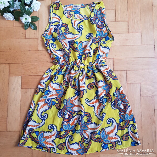 New M sleeveless summer dress, mini dress with Turkish pattern on a yellow background