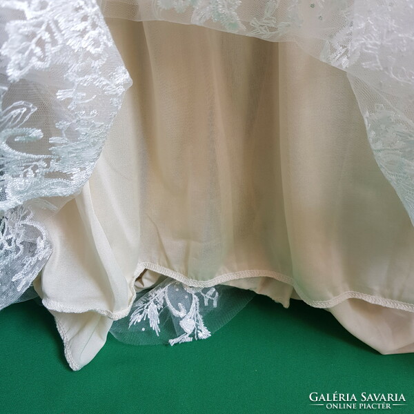 Új, L-es ekrü/krém színű, csipkés, csillogó, pántos, uszályos menyasszonyi ruha