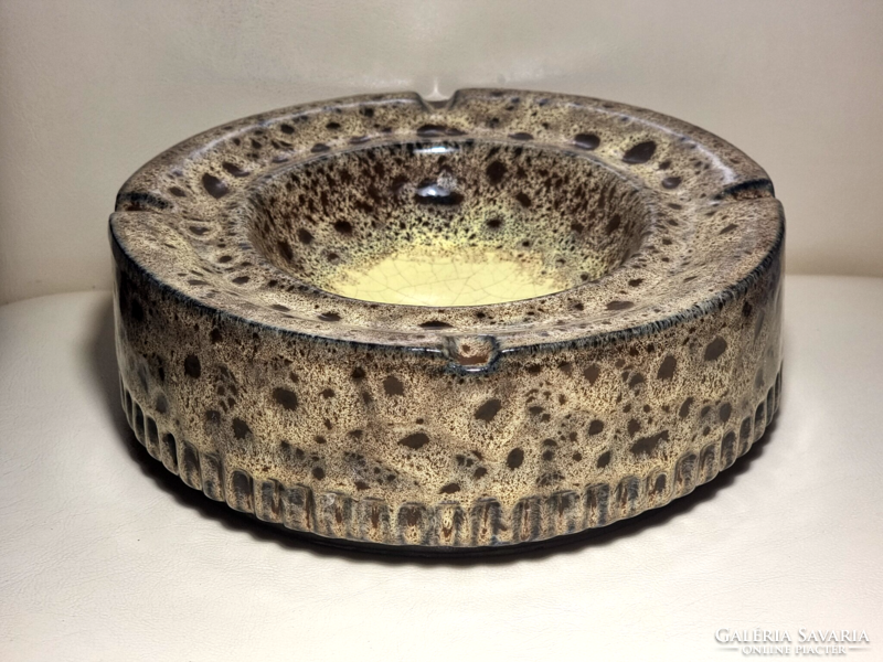 Zsolnay pyrogranite large ashtray designed by György Kürtös.