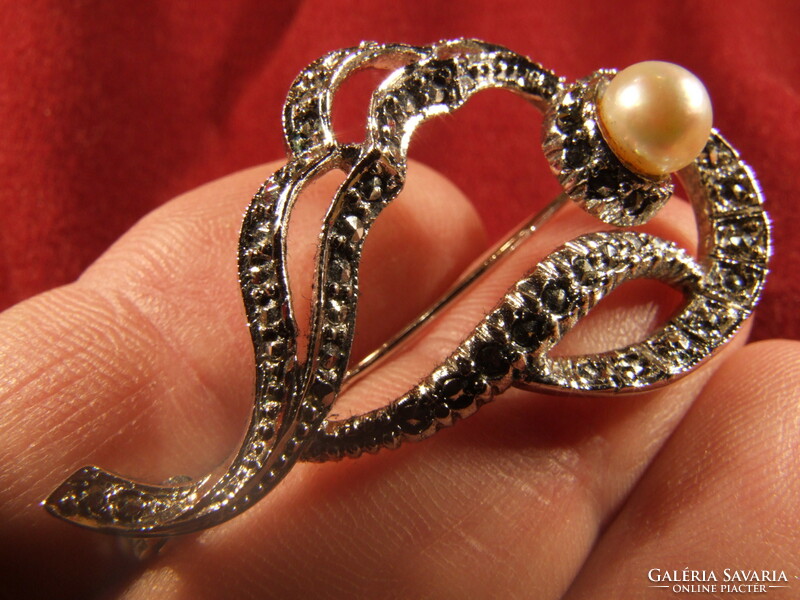 Silver brooch with marcasite and pearls (100926)
