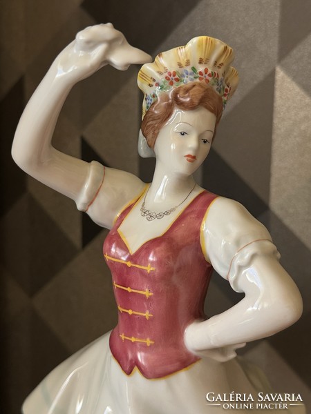 Hollóházi porcelán figura, Csárdáskirálynő