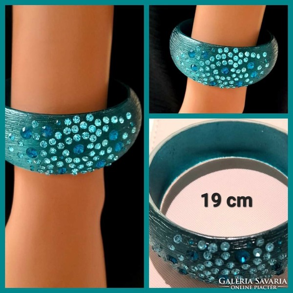 Plastic rhinestone bracelet!