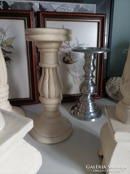 In a pair, 2 metal candle holders in the same silver color, height 21.5 cm, top diameter 11.5 cm