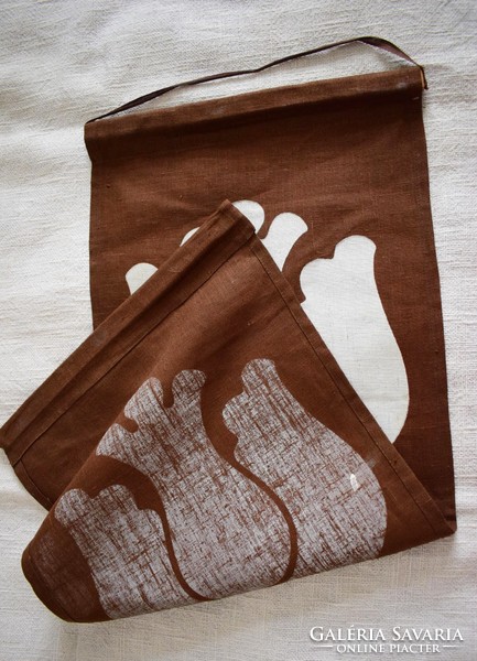 Csete Ildikó textil falvédő 1975 sárközi motívumok stilizálva szitanyomat lenvászon 88 , 115cm 2db.