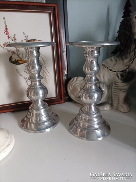 In a pair, 2 metal candle holders in the same silver color, height 21.5 cm, top diameter 11.5 cm