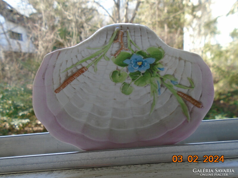 Antique pink shell-shaped soap holder/jewelry holder with convex flower bouquet