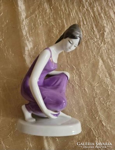 Hollóházi porcelán vizet merítő nő figura
