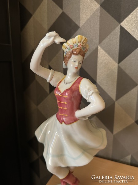 Hollóházi porcelán figura, Csárdáskirálynő