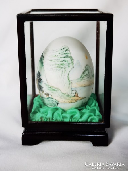 Régi kínai kézzel festett tojás fa tartóban üveg mögött
