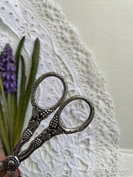 Silver-plated grape scissors decorated with beautiful grapes