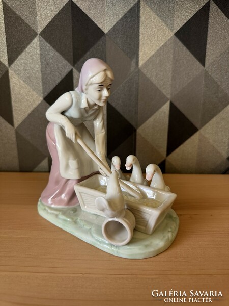 Baromfit etető öregasszony porcelán figura