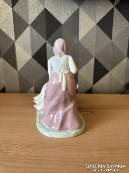 Baromfit etető öregasszony porcelán figura