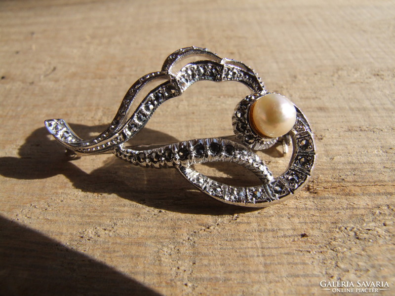 Silver brooch with marcasite and pearls (100926)