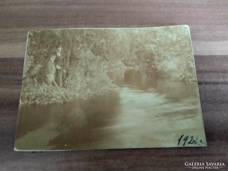 Antik kis fotó, horgászó férfi és fiú, hátoldalán magyar szöveg, dátum:1921. III.7., méret:9cmx 6cm