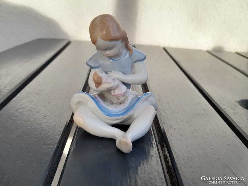 Kőbányai babázó porcelán lány
