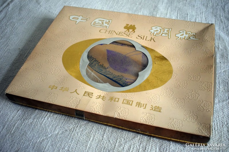 Kínai selyem anyag ismétlődő írisz minta 580 x 116 cm széles , eredeti dobozában