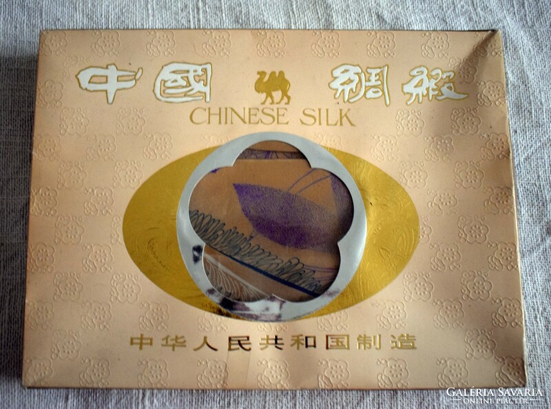 Kínai selyem anyag ismétlődő írisz minta 580 x 116 cm széles , eredeti dobozában