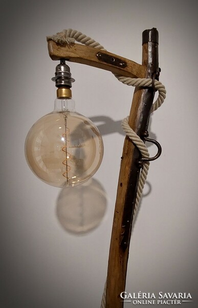 Design állólámpa,egyedi indusztriál állólámpa, régi fa, szekértengely állólámpa, öko, saját készítés