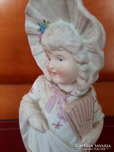 Kislány legyezővel: antik színezett mázatlan porcelán szobor