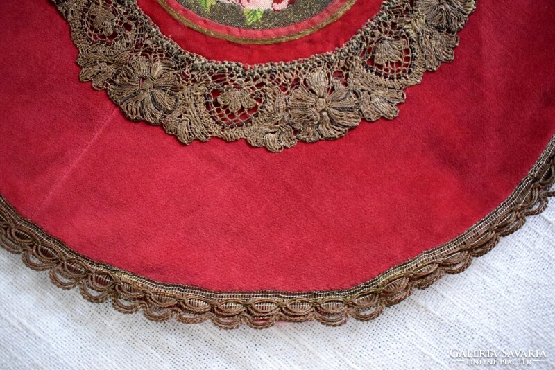 Antik biedermeier stílus apró öltéses gobelin terítő fémszálas csipkével díszítve bársony 58 cm