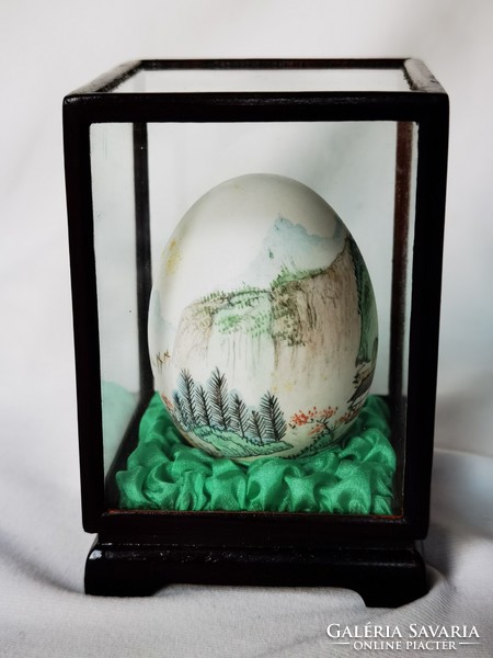 Régi kínai kézzel festett tojás fa tartóban üveg mögött