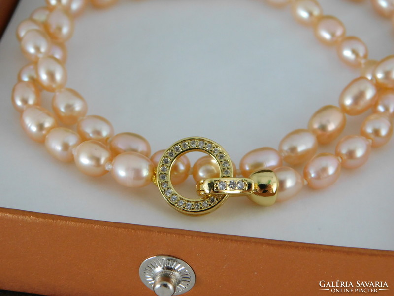 Beautiful pearl necklace with 18k gold-plated stone clasp.