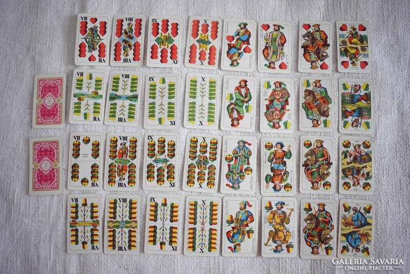 Old Hungarian card plastic 32 sheets + 2 pcs. Empty, 10 x 6 cm toy, red