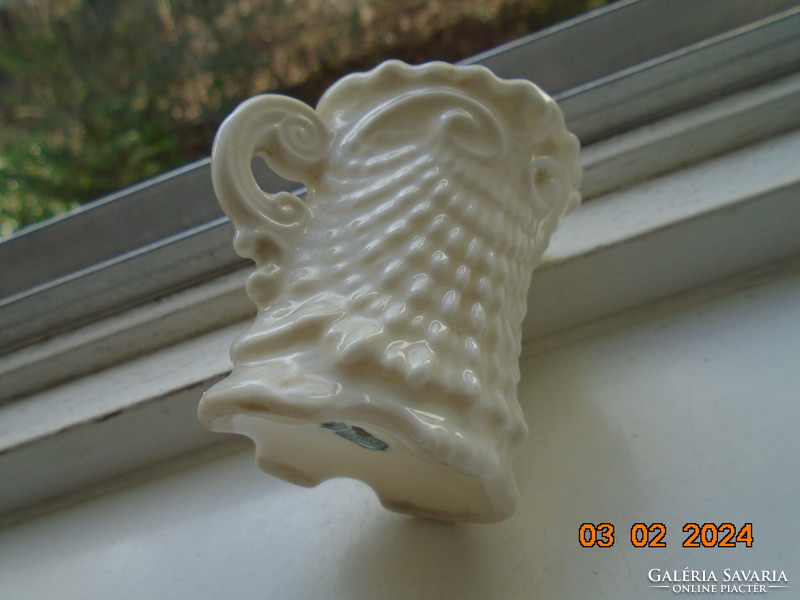 Dombor gyöngyszerű kagyló díszítésel felületén,csipkézett,kézzel festett antik cseh Gemma csésze